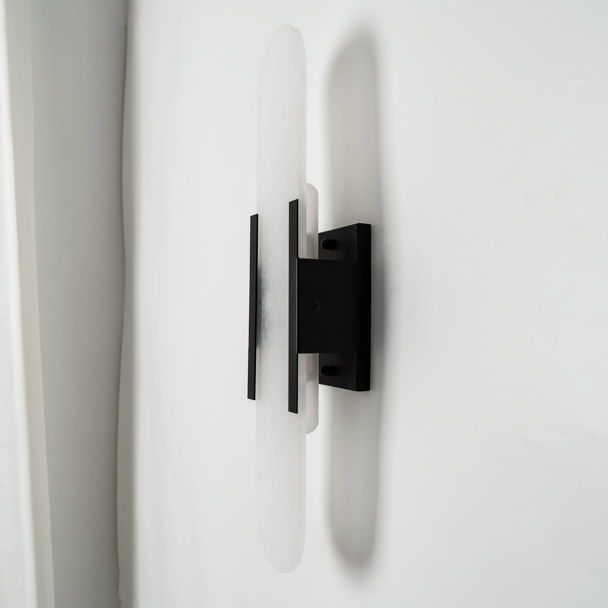 LumaSerene Langgestreckte Alabaster Wandleuchte | Modernes Design | Elegante Beleuchtung | Energieeffizient