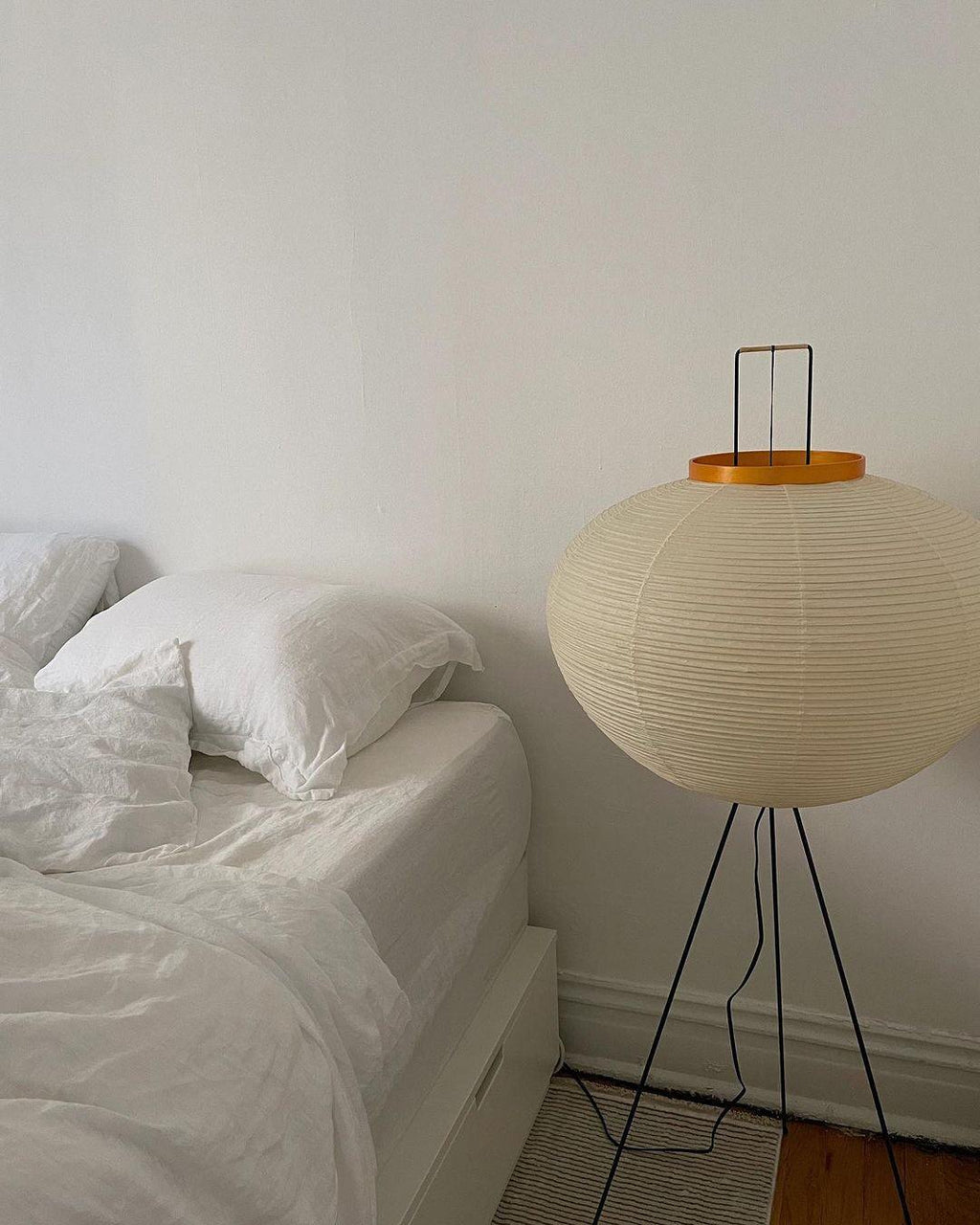 SereniLum Reispapier Stehlampe | Minimalistisches Design | Warmweißes LED-Licht | Nachhaltige Deko für Zuhause