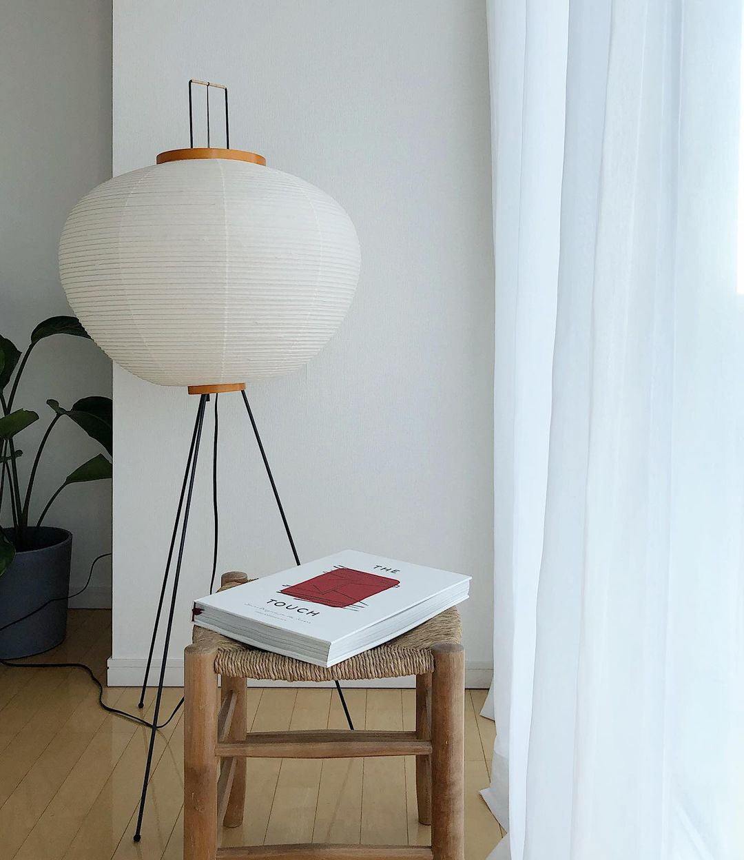 SereniLum Reispapier Stehlampe | Minimalistisches Design | Warmweißes LED-Licht | Nachhaltige Deko für Zuhause