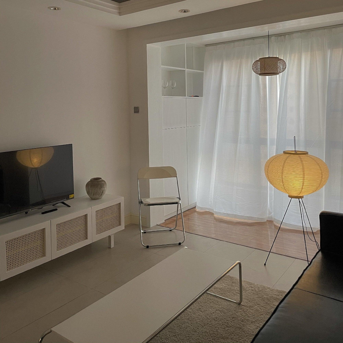 SereniLum Reispapier Stehlampe | Minimalistisches Design | Warmweißes LED-Licht | Nachhaltige Deko für Zuhause