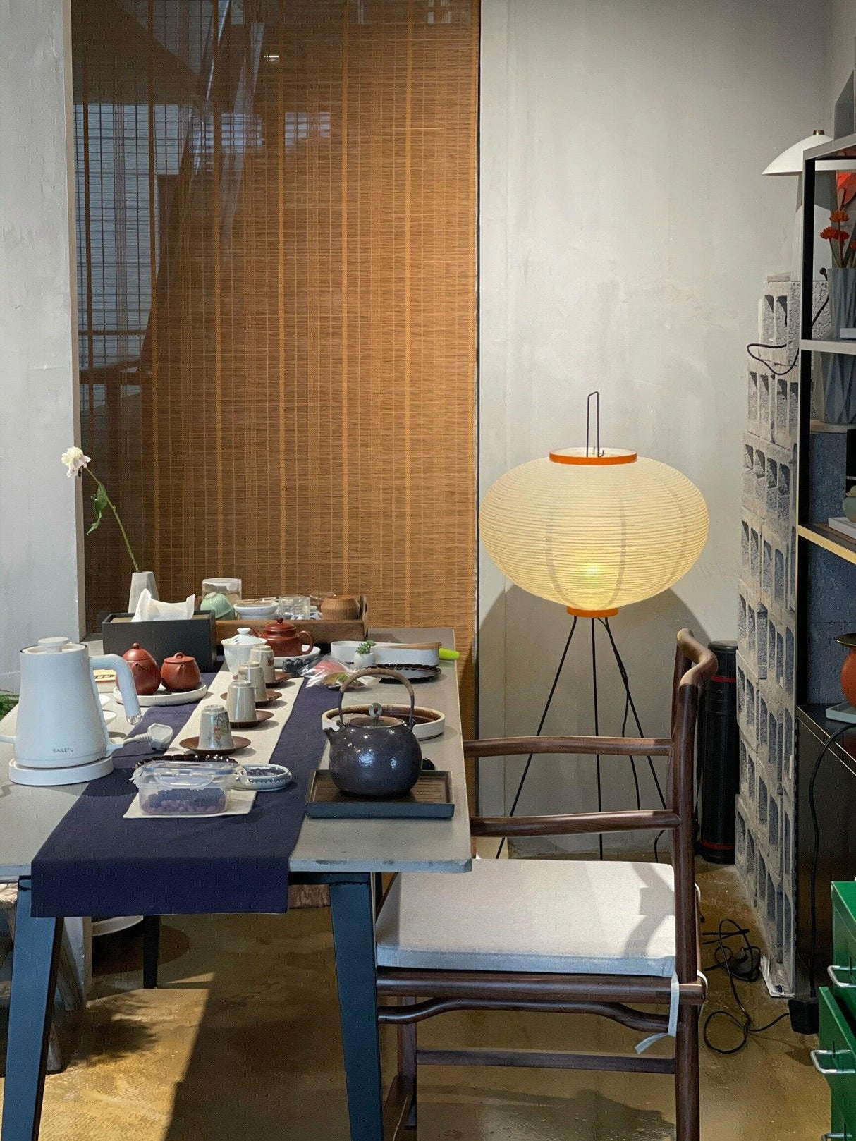 SereniLum Reispapier Stehlampe | Minimalistisches Design | Warmweißes LED-Licht | Nachhaltige Deko für Zuhause