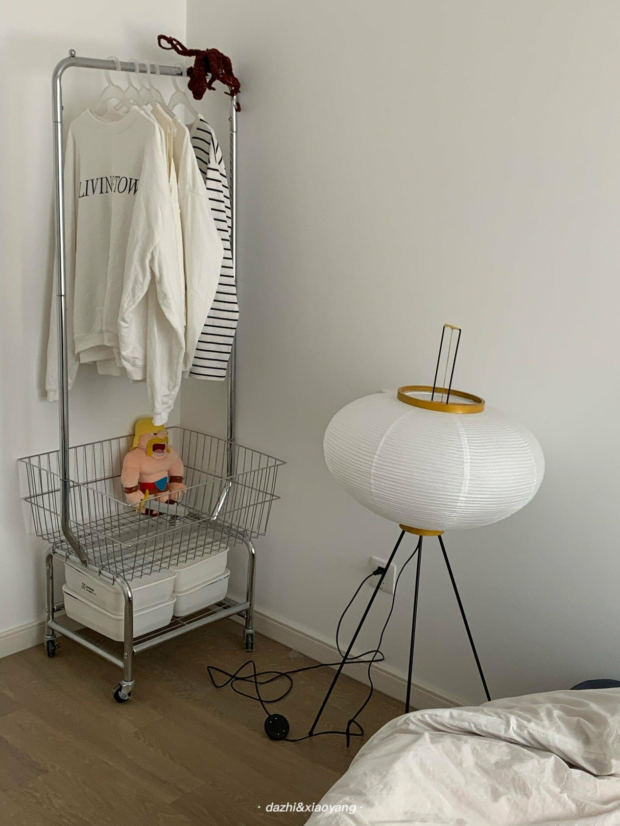SereniLum Reispapier Stehlampe | Minimalistisches Design | Warmweißes LED-Licht | Nachhaltige Deko für Zuhause