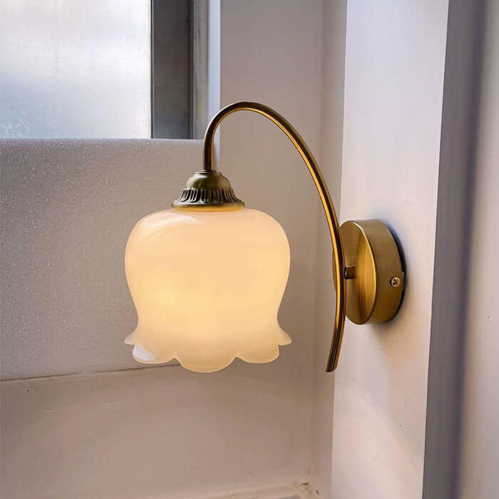 FloraCrest Vintage Wandleuchte | Cremefarbener Blütenschirm | Resin & Metall | Elegantes Wanddesign