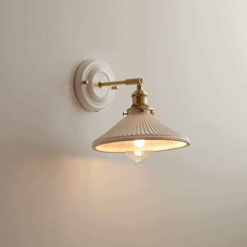 LumiZen Vintage Japanische Keramik & Messing Wandlampe | 1-Licht | Klassisches Design | Wohnzimmer Deko | Elegante Beleuchtung