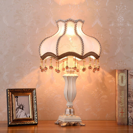 LustraNoble Europäisches Design Tischlampe | Harz & Stoff | Schlafzimmerlicht | 1-Licht