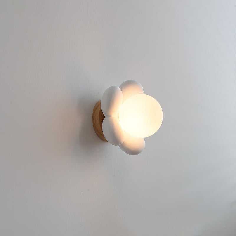 PetalCrest Wandlampe | Nordic Kreativ Design | Blütenform | Keramik & Holz | 1-Flammig