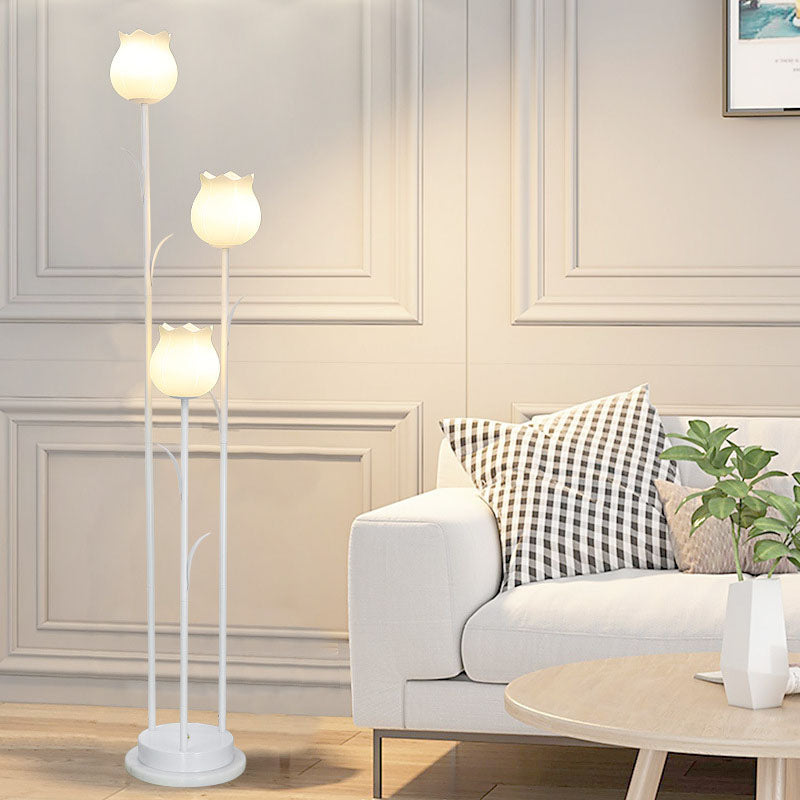 Fiorenza Stehlampe | Skandinavisches Design | Zylindrische Blütenform | 3-flammige Beleuchtung für Wohnzimmer
