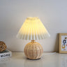 RattaLume Nordic LED Tischlampe | Geflochtenes Rattan & Faltstoffschirm | Stimmungslicht | Deko fürs Schlafzimmer