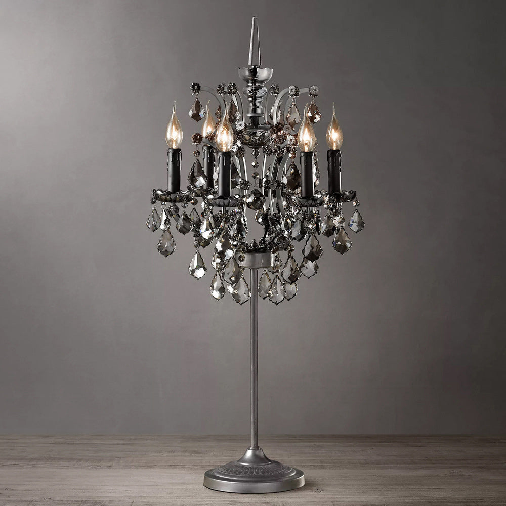 CrystalCrown Vintage Tischlampe mit Kandelaber-Design | Kristallverzierung | Eisenfuß | Deko für Schlafzimmer & Wohnzimmer