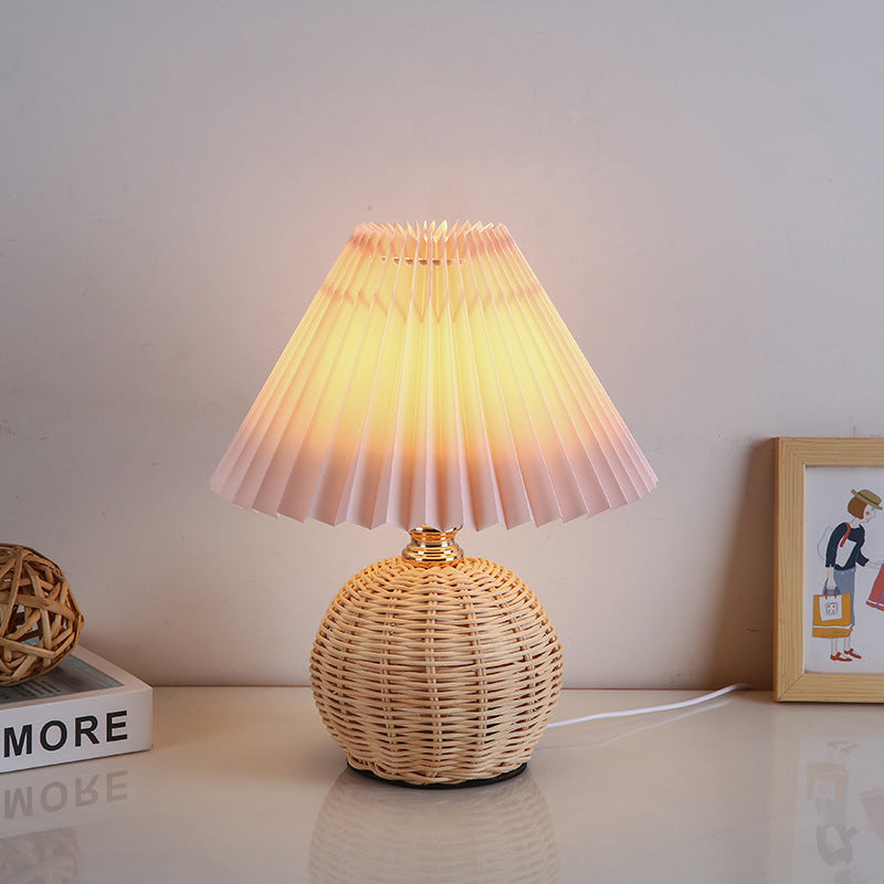 RattaLume Nordic LED Tischlampe | Geflochtenes Rattan & Faltstoffschirm | Stimmungslicht | Deko fürs Schlafzimmer