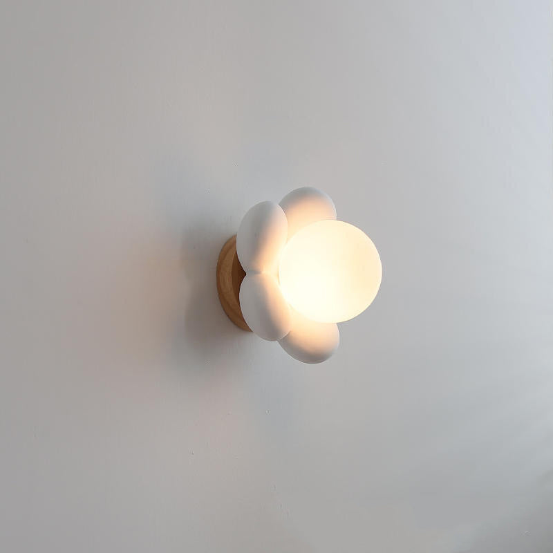 PetalCrest Wandlampe | Nordic Kreativ Design | Blütenform | Keramik & Holz | 1-Flammig