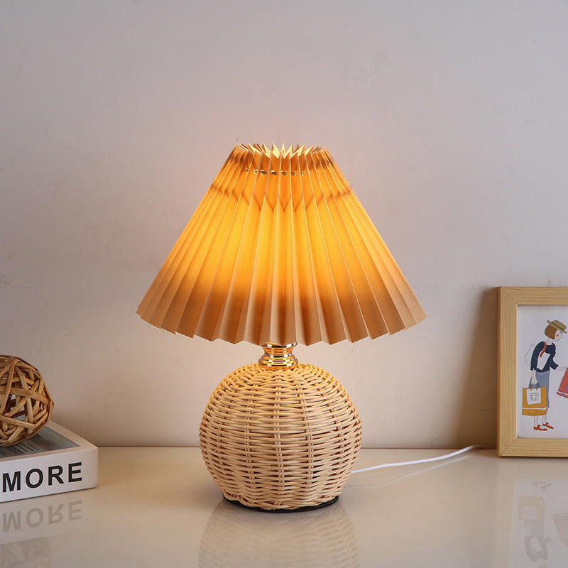 RattaLume Nordic LED Tischlampe | Geflochtenes Rattan & Faltstoffschirm | Stimmungslicht | Deko fürs Schlafzimmer