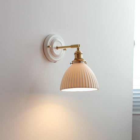 LumiZen Vintage Japanische Keramik & Messing Wandlampe | 1-Licht | Klassisches Design | Wohnzimmer Deko | Elegante Beleuchtung