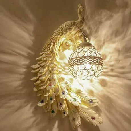 RoyalGlow Vintage Wandlampe mit Pfauenmotiv | Kristallkugel-Schirm | Wandleuchte im klassischen Design