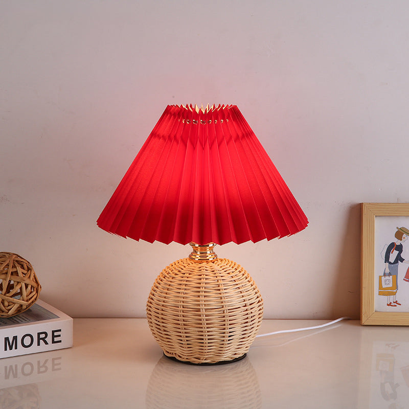 RattaLume Nordic LED Tischlampe | Geflochtenes Rattan & Faltstoffschirm | Stimmungslicht | Deko fürs Schlafzimmer