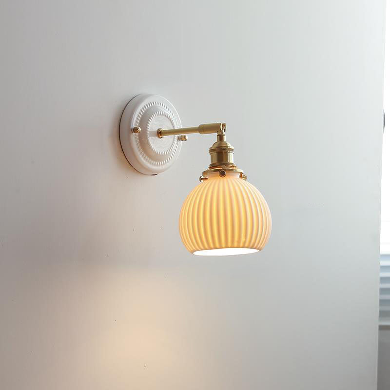 LumiZen Vintage Japanische Keramik & Messing Wandlampe | 1-Licht | Klassisches Design | Wohnzimmer Deko | Elegante Beleuchtung