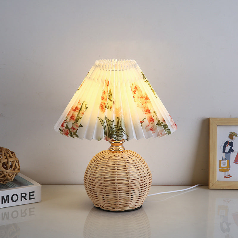 RattaLume Nordic LED Tischlampe | Geflochtenes Rattan & Faltstoffschirm | Stimmungslicht | Deko fürs Schlafzimmer