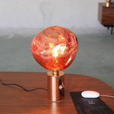 Meltique Moderne LED-Tischlampe | Elegantes Schmelzdesign | Stimmungslicht für Wohn- & Schlafzimmer | In Gold, Chrom & Rot erhältlich