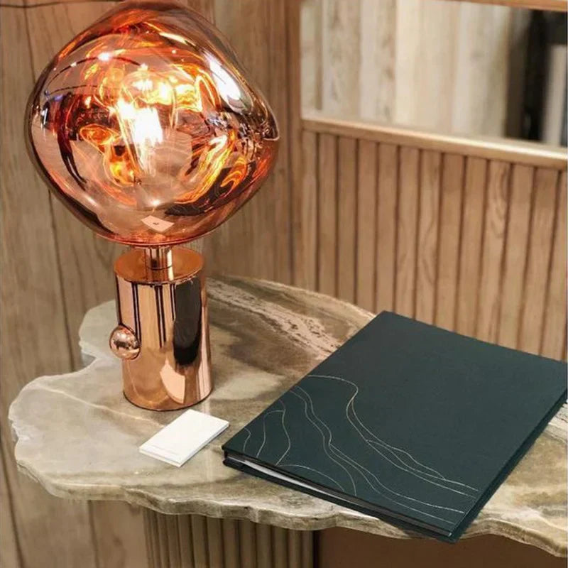 Meltique Moderne LED-Tischlampe | Elegantes Schmelzdesign | Stimmungslicht für Wohn- & Schlafzimmer | In Gold, Chrom & Rot erhältlich