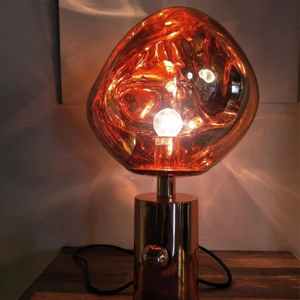 Meltique Moderne LED-Tischlampe | Elegantes Schmelzdesign | Stimmungslicht für Wohn- & Schlafzimmer | In Gold, Chrom & Rot erhältlich
