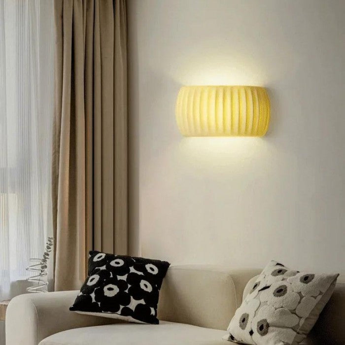 LuxeRib Moderne Art Deco Wandleuchte | Harz & LED Design | Stilvolle Beleuchtung für Zuhause