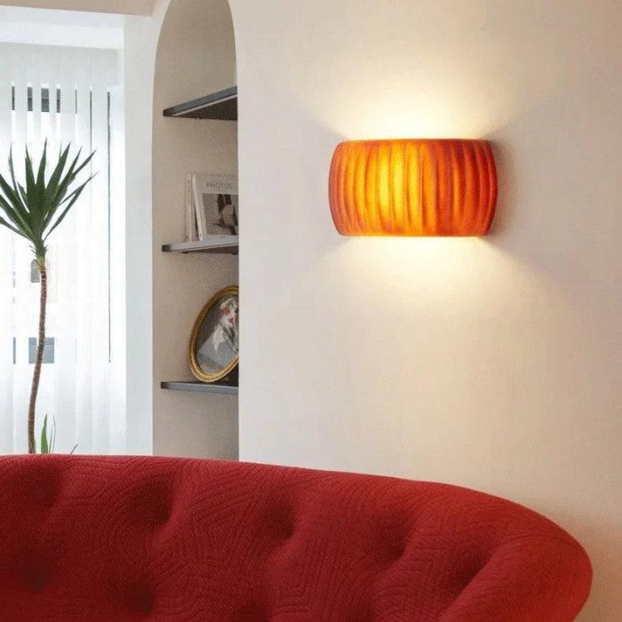 LuxeRib Moderne Art Deco Wandleuchte | Harz & LED Design | Stilvolle Beleuchtung für Zuhause