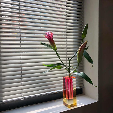 PrismVase Moderne Acrylvase im Prisma-Design | Zeitlos & Elegant | Perfekte Deko für Zuhause