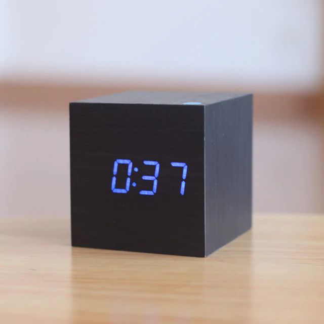 LumiCube Digitale Tischuhr | Minimalistisches Design | LED-Anzeige | Modern & Funktional | Perfekt für Zuhause & Büro