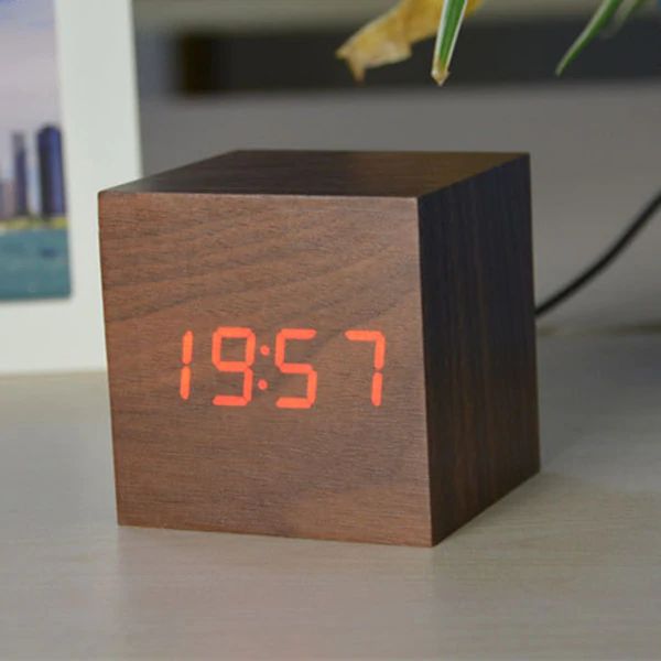 LumiCube Digitale Tischuhr | Minimalistisches Design | LED-Anzeige | Modern & Funktional | Perfekt für Zuhause & Büro