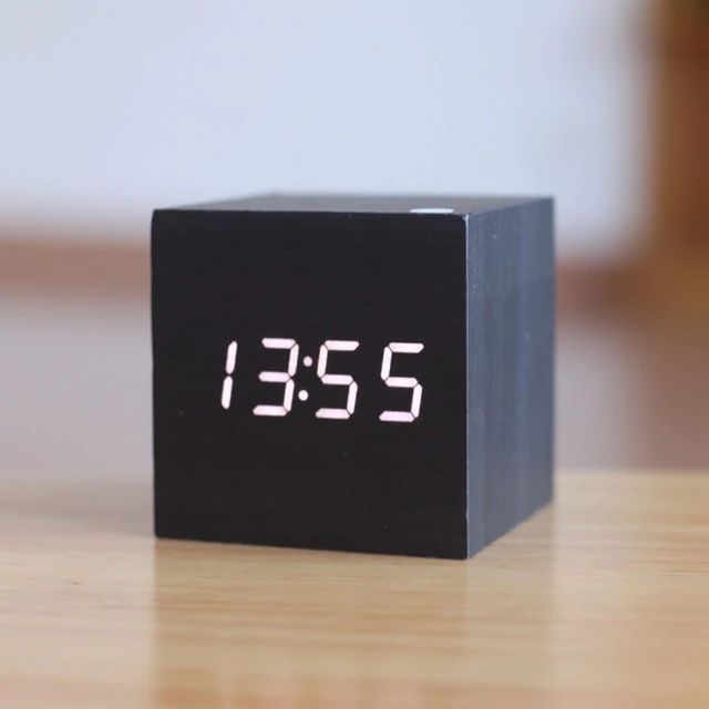 LumiCube Digitale Tischuhr | Minimalistisches Design | LED-Anzeige | Modern & Funktional | Perfekt für Zuhause & Büro