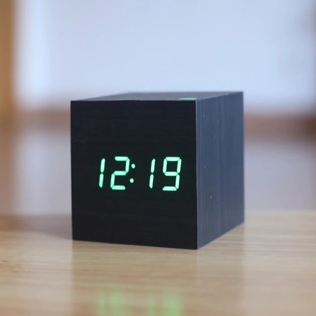 LumiCube Digitale Tischuhr | Minimalistisches Design | LED-Anzeige | Modern & Funktional | Perfekt für Zuhause & Büro