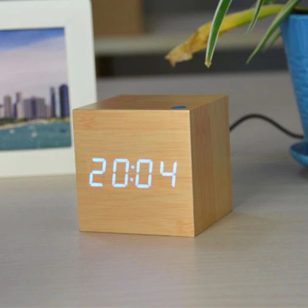 LumiCube Digitale Tischuhr | Minimalistisches Design | LED-Anzeige | Modern & Funktional | Perfekt für Zuhause & Büro