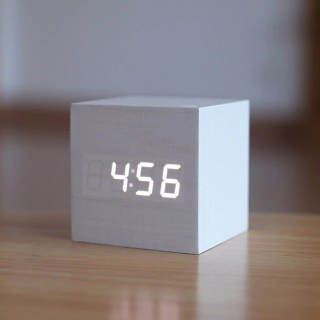 LumiCube Digitale Tischuhr | Minimalistisches Design | LED-Anzeige | Modern & Funktional | Perfekt für Zuhause & Büro