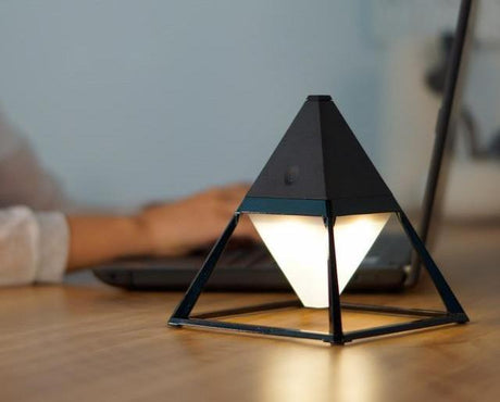 LumiPyramid Touch LED Lampe | Dimmbare Beleuchtung | Stilvolle Diamant-Optik | Perfekt für Zuhause & Büro