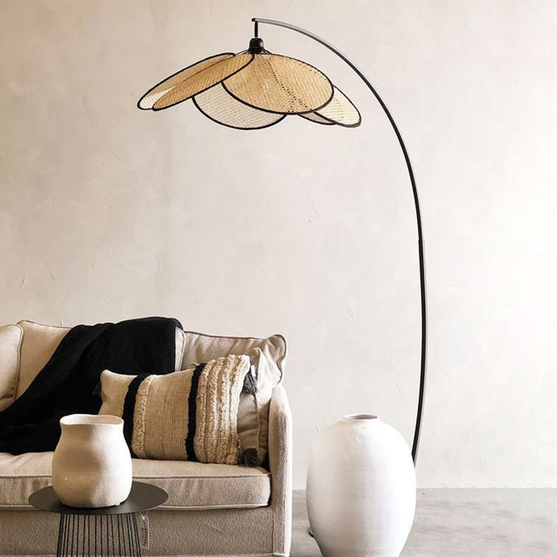 BaskLoom Rattan Wicker Stehlampe | Handgefertigtes Design | Natürliche Beleuchtung für Zuhause