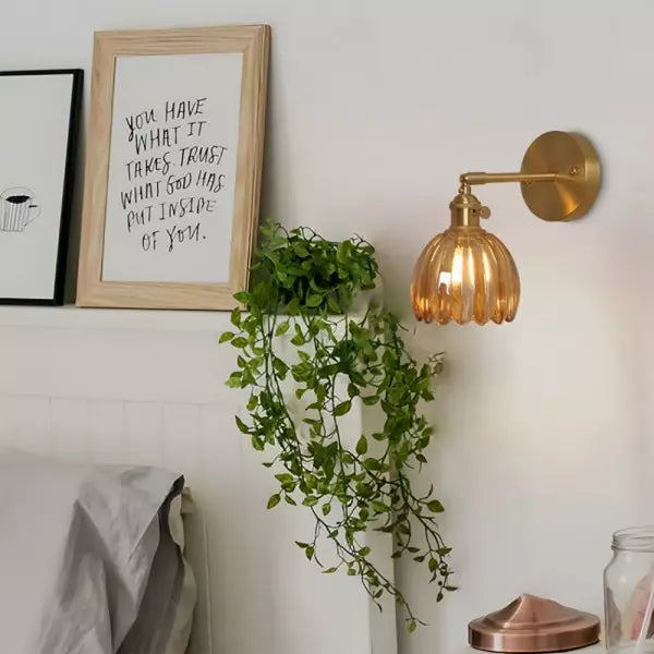 TulipGlow Wandlampe | Retro Design Blütenform | Glas & Metall | Dekorative Beleuchtung