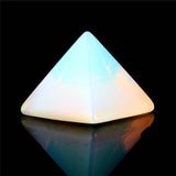 CrystalForge Geschnitzte Kristallpyramide | Spirituelle Deko | Handgefertigt & Energetisierend | Einzigartiges Design