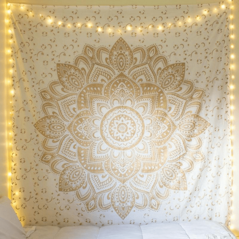 MandalaLuxe Goldener Wandteppich | Spirituelle Wanddeko | Boho & Meditationsstil | Hochwertiger Druck