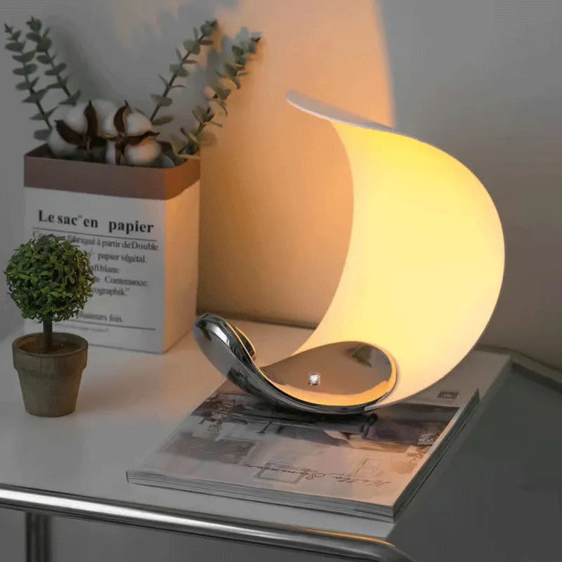 LunarisGleam Halbmond LED Tischlampe | Dimmbare Leselampe | Stimmungslicht | Elegante Wohnkultur